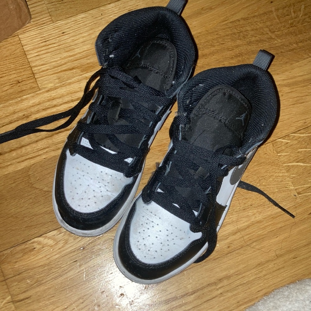 Jordan Black and White Sneakers Classic Design